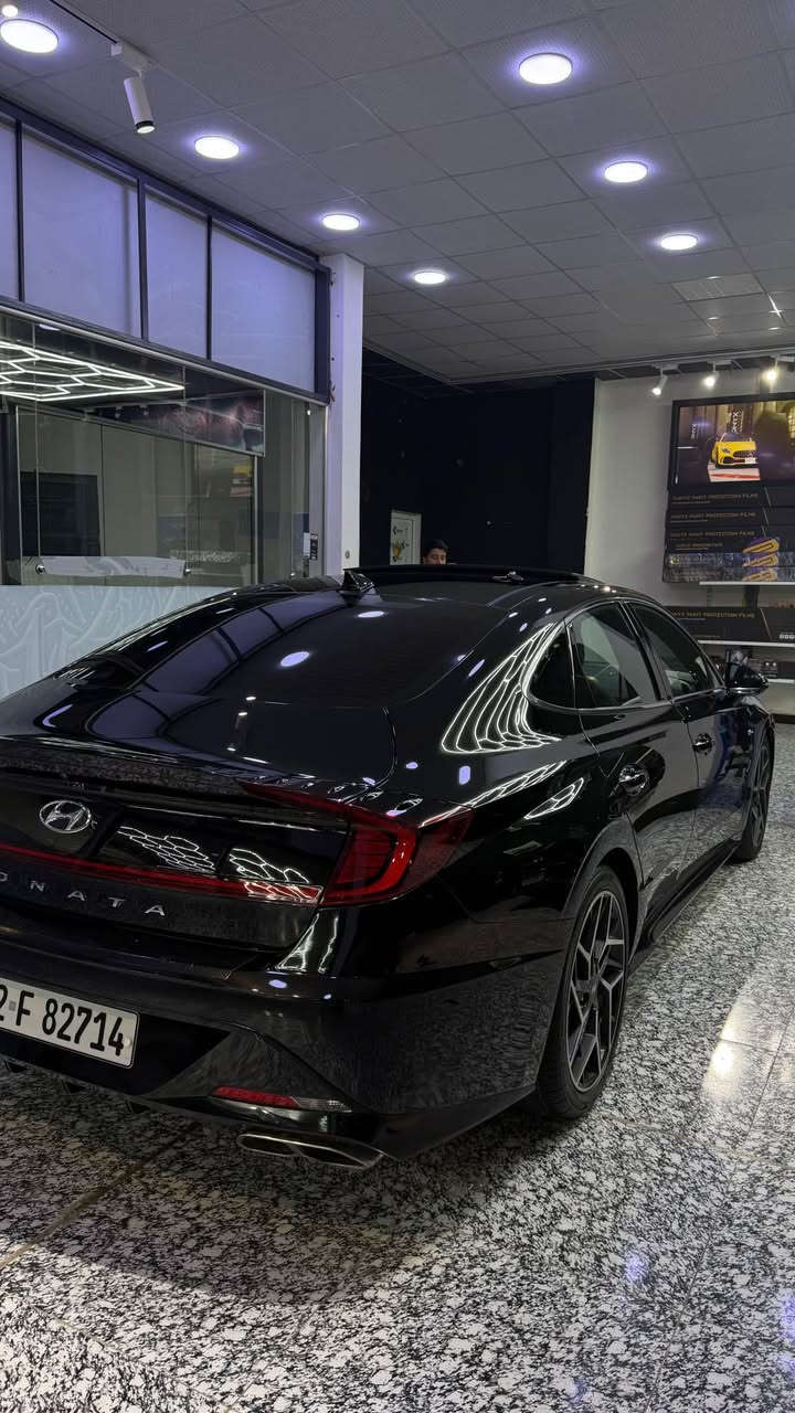 السلام عليكم N LINE 2021 رقم أربيل بأسم شركة 
معروفة مواصفات الـ N
مكينة 2500 تيربو
والكير 8 نمر دبل كلتج 
المواصفات :
رادارات وتوقف ذاتي وحساسات امامي وخلفي ونقطة عمياء 
الشاشة ديجتال و 4 وضعيات قيادة 
اوتو هولد وهاندبريك بصمة
فتحة سقف بانوراما
الكشنات حضن رياضي شامو وجلد وتدفئة مقاعد
تحديد مسار وقيادة ذاتية 
شفتات ستيرن
وباقي المواصفات المعروفة لان هية تجي فول
السيارة بيهة قطعتين تبديل فقط الباب والجاملغ جهة السائق البجم كبس كلة على وضع الوكالة وصور الحادث موجودة بلمنشور 
السيارة عليها ادامة كاملة من جميع نواحي الزيوت 
دهن المحرك ودهن الكير كلة يم شركة MOTUL
مكاني البصرة /  الجزائر 
رايدها ب 185 وبيها مجال بسيط 

هـ *********** البصرة, العراق
