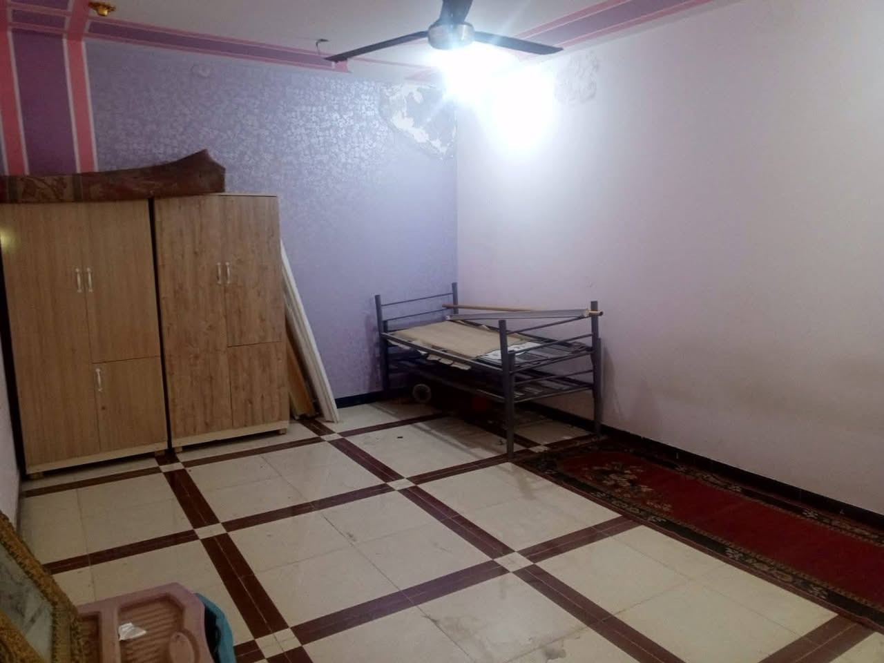 شقة مؤثثة للاجرا حي الشهداء ***********
1درج خارجي 
2غرف عدد ثنين
3صاله كبيره 
4مطبخ 
5صحيات 
6ثلاجه
7مجمده
8جرابي
9تنور 
10طباخ
11كاونتر 
12غساله 
13فراشات 

الي عليكم تجيبون فقط ملابسكم و دلاليتي وبخدمتكم ***********
