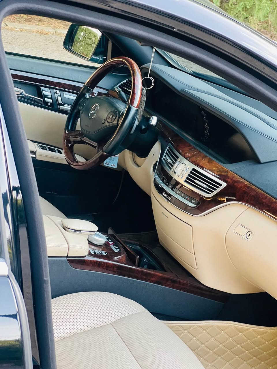 مارسیدس 550sclass
مۆدێل 2013 فول ماسەفات 
سەیارەکە زۆر جوان و پاکە کامل سێرڤس کراوە 
بێچاڵ و بێشوختە گێڕومەکینەی بەشەرتی فیتەر تەقەوڕەقەی بەشەرت 
کارەبای بەشەرت 
پانۆراما 
دەرگاشفت
بەسمە
٤تایە و ویلی لۆک 
دەبڵەکانی هەوایە 
٨بستۆنی دەبڵ تۆڕبۆیە 
سیارەکە ساخ  
سەیارەکە بێسەرتایە  حازرەبۆ کۆد 
سەیارەکە زۆر بێکێشەیە هەموشتێکی بەشەرتە 
سعر١١٨ 
ژمارە مۆبایل *********** السليمانية, العراق

