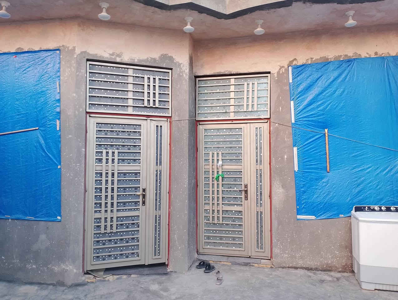 بيت مساحه 170 طابوق صف كونكريت في الاسكان الصناعي دور سيد حمزه النزله الرابعه يحتوي على غرفتين وصاله وديوانيه ومطبخ وصحيات داخليه وخارجيه نواقص البيت الديوانيه عوزها بياض والسيراميك والبيت سيراميك كله ارضي الشراي فقط يتصل واتساب ***********
