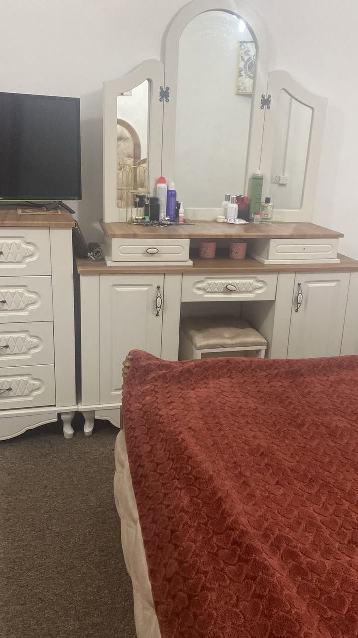 السلام عليكم  غرفه مستعمل قليل كلش للبيع تركي درجه اولى السعر ملوين و100 وبيهه مجال بسيط للتواصل ***********
