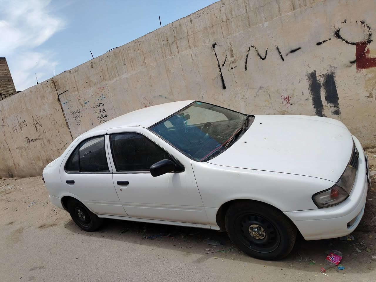 السلام عليكم سيارة نيسان سني موديل 1995 كير اوتو  رقم انكليزي بسمي السعر 40 وبيهة مجال المكان بغداد رقم الهاتف ***********
