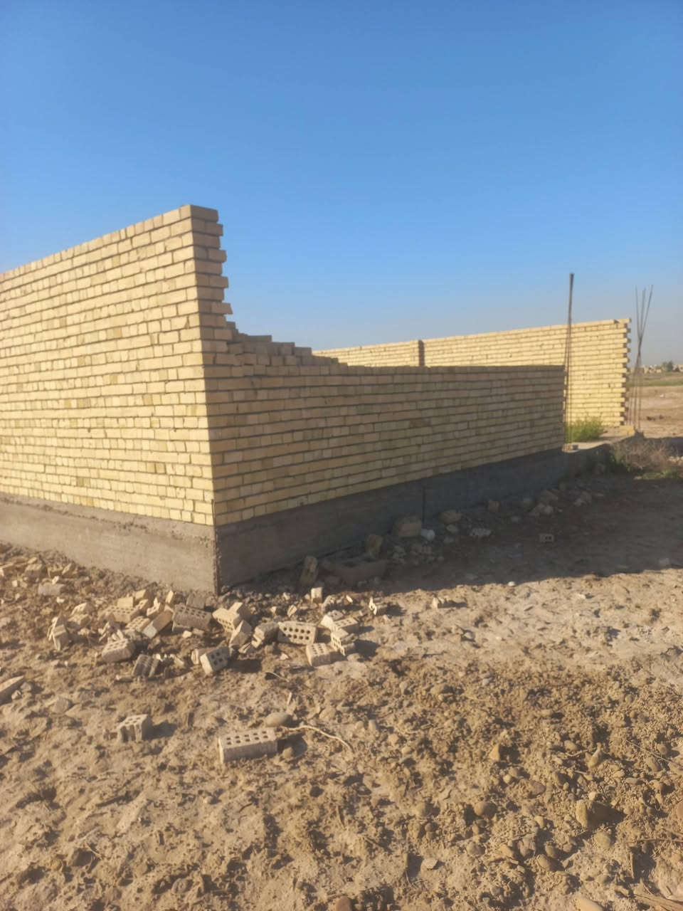 سلام عليكم عندي قطعه ارض ٢٠٠ متر لبيع كامل بتلو باقي له تقريبا ٣ دبلات لسقف الي يريد يشتري ***********
