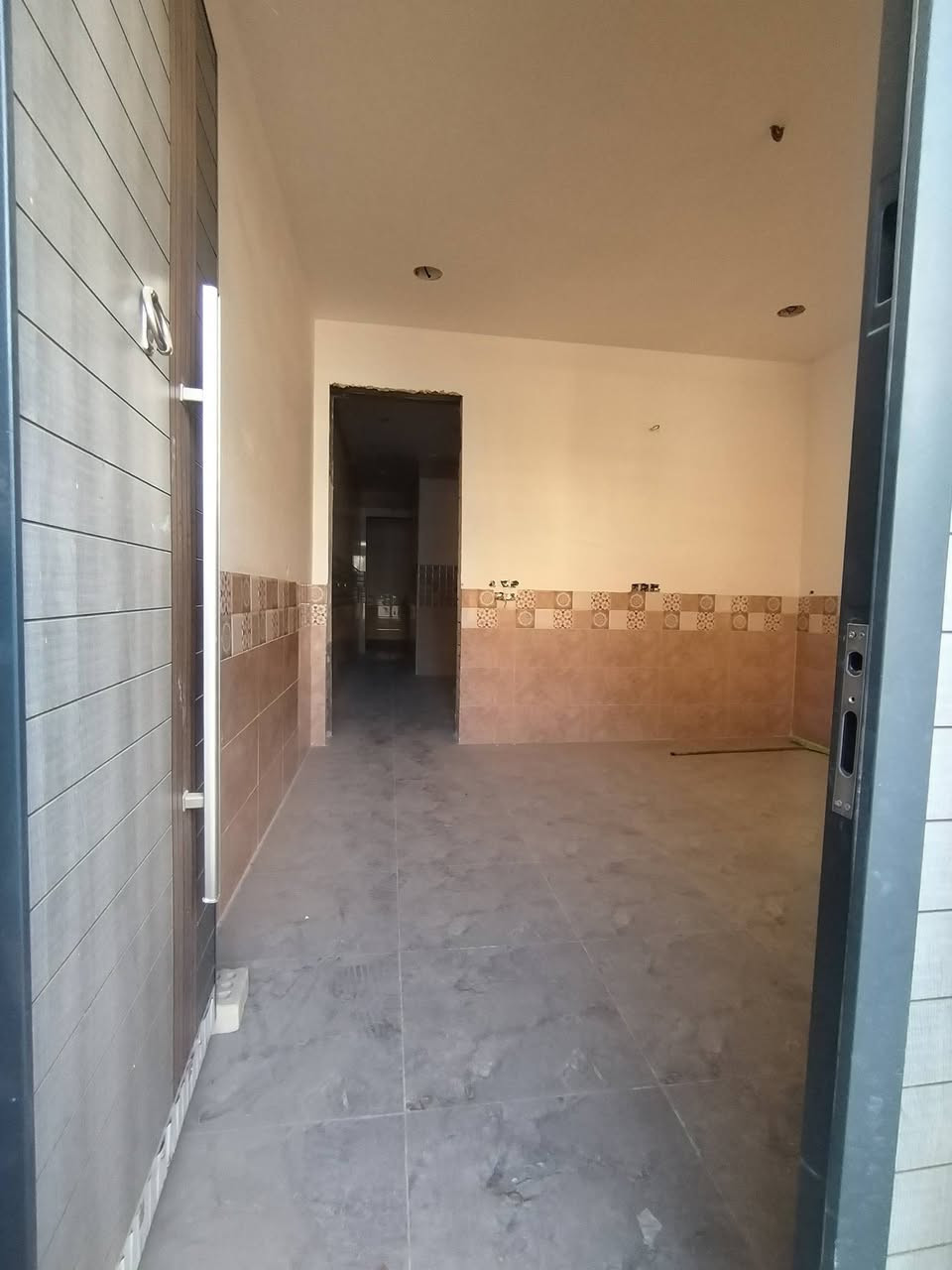 مشتمل للبيع
المساحه 75م
حي الجهاد الهياكل
قرب شارع مطار بغداد
وقرب جامعة المشرق 
البناء حديث 2026
نقص واجه فقط
يحتوي على نوم 3
وستقبال ومطبخ
وصحيات2 وصطح
السعر مناسبـــ
*********** هـ
