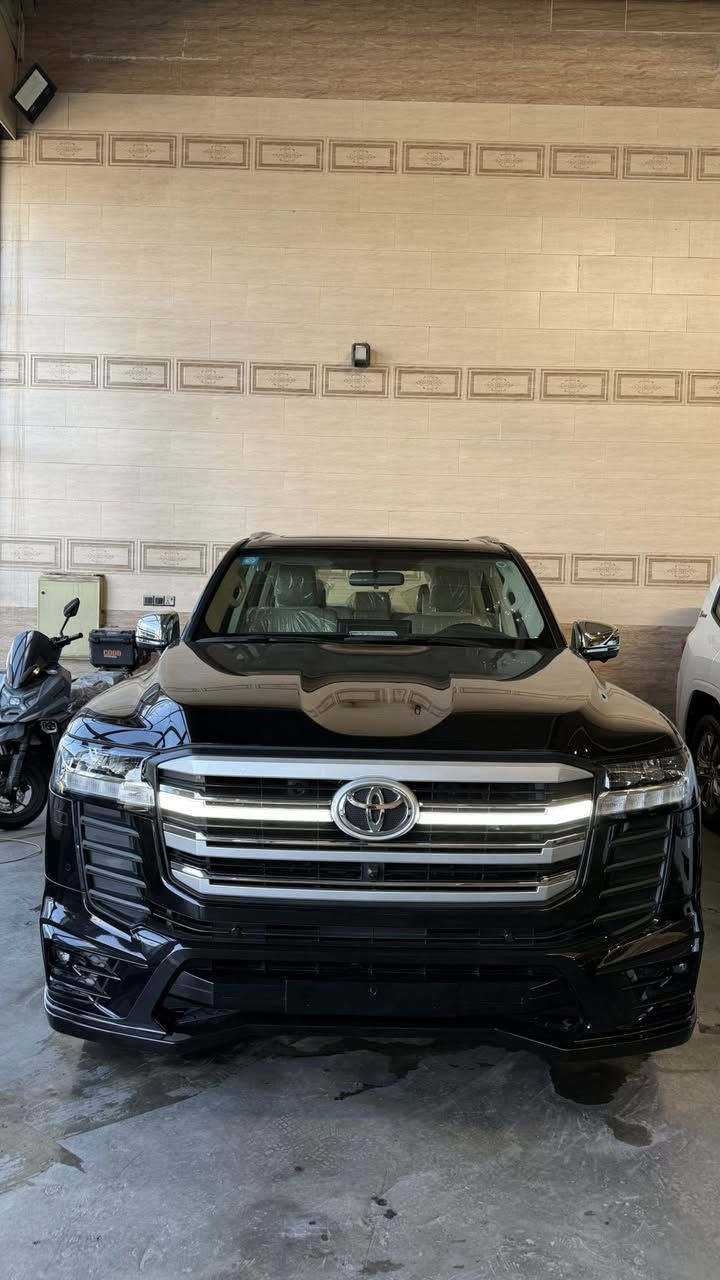 السلام عليكم 
لاندكروز 2025 لمتد 
زيروو مرقم جاهز 
شباك ليد 
عداد شاشة 
شاشة جبيرة 
انضمة قيادة 
شاحن واير ليس 
5 كامرات 
تحكمات ستيرن 
سايد بريك دكمة 
محرك 4000 
شاشات خلفية 
اوتو هولد 
ستوب لايت خلفي 
باب خلفي كهرباء 
فتحة 
مكفولة كفالة عامة 

السعر 71،800 
وبيها مجال 

***********
