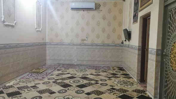 بيت للبيع المظلم الشارع الي وره قاضي عباس ٢٠٠ متر كامل من كلشي غرفتين ومطبخ وبراني وصاله وصحيات
***********
