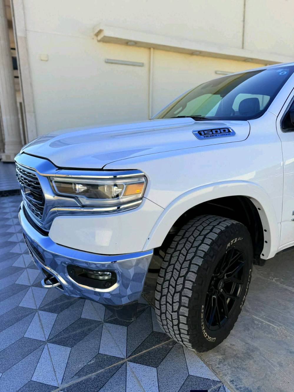 دوج رام 1500(( لمتد )) فول فول مواصفات
الموديل 2021
المحرك : V8 5.7L .
رقم بغداد باسمي تحويل مباشر
ماشيه 65
المواصفات :فول 1/1 
دوس كهرباء 
* دفع رباعي 4x4. فور ويل
رادار تفاعلي مع مانع تصادم. 
نقطة عمياء. .
 بجم كبس
* دوسات جانبية كهربائية.
* المصابيح الأمامية زنون.
* كشافات الضباب زنون. 
* المصابيح الأمامية والمصابيح الخلفية LED. 
* دخول ذكي (بصمة). 
* تشغيل عن بعد.
* مقاعد من الجلد الفاخر. 
* المقاعد كهربائية مع ميموري.
* المقاعد الأمامية تبريد وتدفئة.
الستيرن تدفئه 
شاشة كبيرة 12 أنچ.
* نظام ملاحة نفكيشن GPS
* حساسات امامية وخلفية.
* مانع تصادم خلفي. 
* مكيف خلفي.
*محدد سرعة.
* مرايا كهربائية جانبية من الكروم قابلة للطي كهربائيا.
* شاحن موبايل لاسلكي (واير ليس).
* الشباك الخلفي كهربائي
* امكانية تعديل ارتفاع دواسات البنزين والبريك.
* هاند بريك كهربائي.
* جوبلسات جگات تصعد وتنزل 
* حساسات امامية. 
* حساسات خلفية. 
* مرايا مع خاصية التعتيم الذاتي. 
* مساحات تخزين إضافية 
باب طويل بدي قصير مرغوب 
امريكي حادثها كلش بسيط بدون ايرباك طرف الباب فقط 
سياره جديده بمعنه الكلمه

للبيع او مراوس حسب القناعه لاستفسار اكثر تصال برقم 

***********
