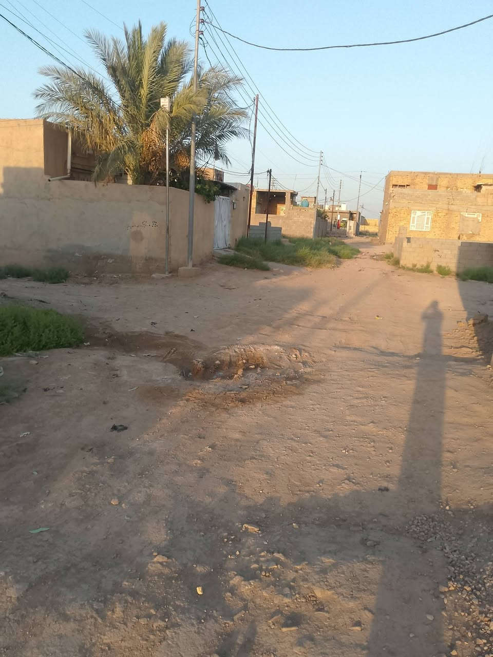سلام عليكم بيت للبيع  المساحه 220م كامله بي تديوانيه وغرفه وصحيات ولباقي قطعه لمكان حاوي العباس قريب على التبليط 50م السعر 21وبي مجال قليل ***********
