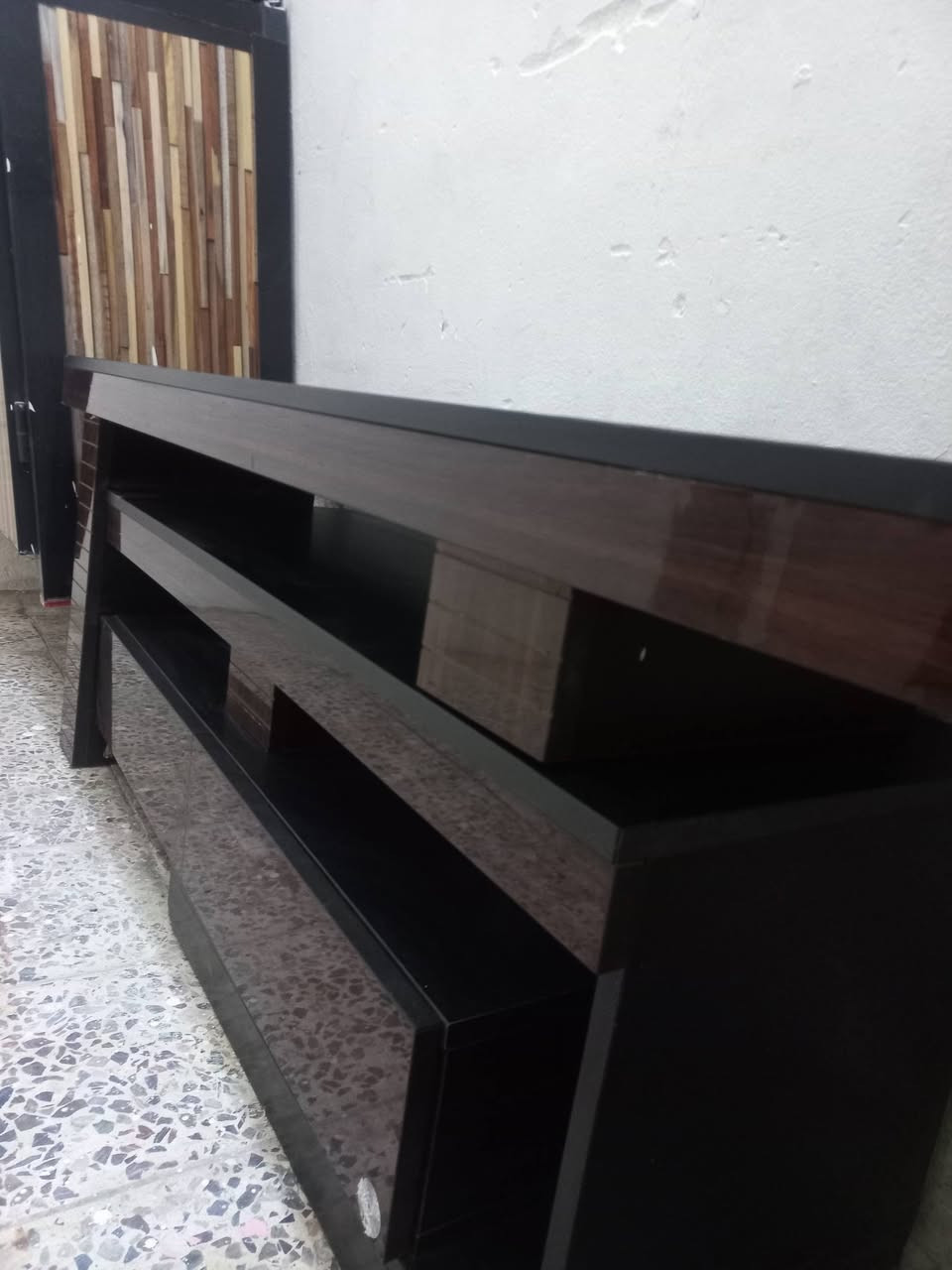 — — — — — — — — — —
📺✨ ترابيزة تلفزيون / كاونتر شاشة مودرن للبيع ✨📺
قطعة أنيقة وعملية بتصميم عصري يناسب كل الديكورات ✨
لون بني غامق مع أسود لمسة فخامة مرتبة، تناسب الصالة أو غرفة الضيوف 👌
🔹 تحتوي على أدراج سحب واسعة وناعمة الحركة
🔹 رفوف مفتوحة لترتيب الرسيفر أو الأجهزة الإلكترونية
🔹 مساحة علوية تتحمل شاشة بحجم جيد
🔹 تصميم متين وثابت وقوي
🔹 تخزين عملي ومرتب يساعدك تستغل المساحة بأفضل شكل
الحالة: نظيفة وجاهزة للاستخدام 👍
السعر: 75 فقط 💰
📲 للتواصل واتساب: ***********
القطعة مرتبة وتستاهل، واللي يدور شغل نظيف بسعر مناسب لا يفوتها 😉
