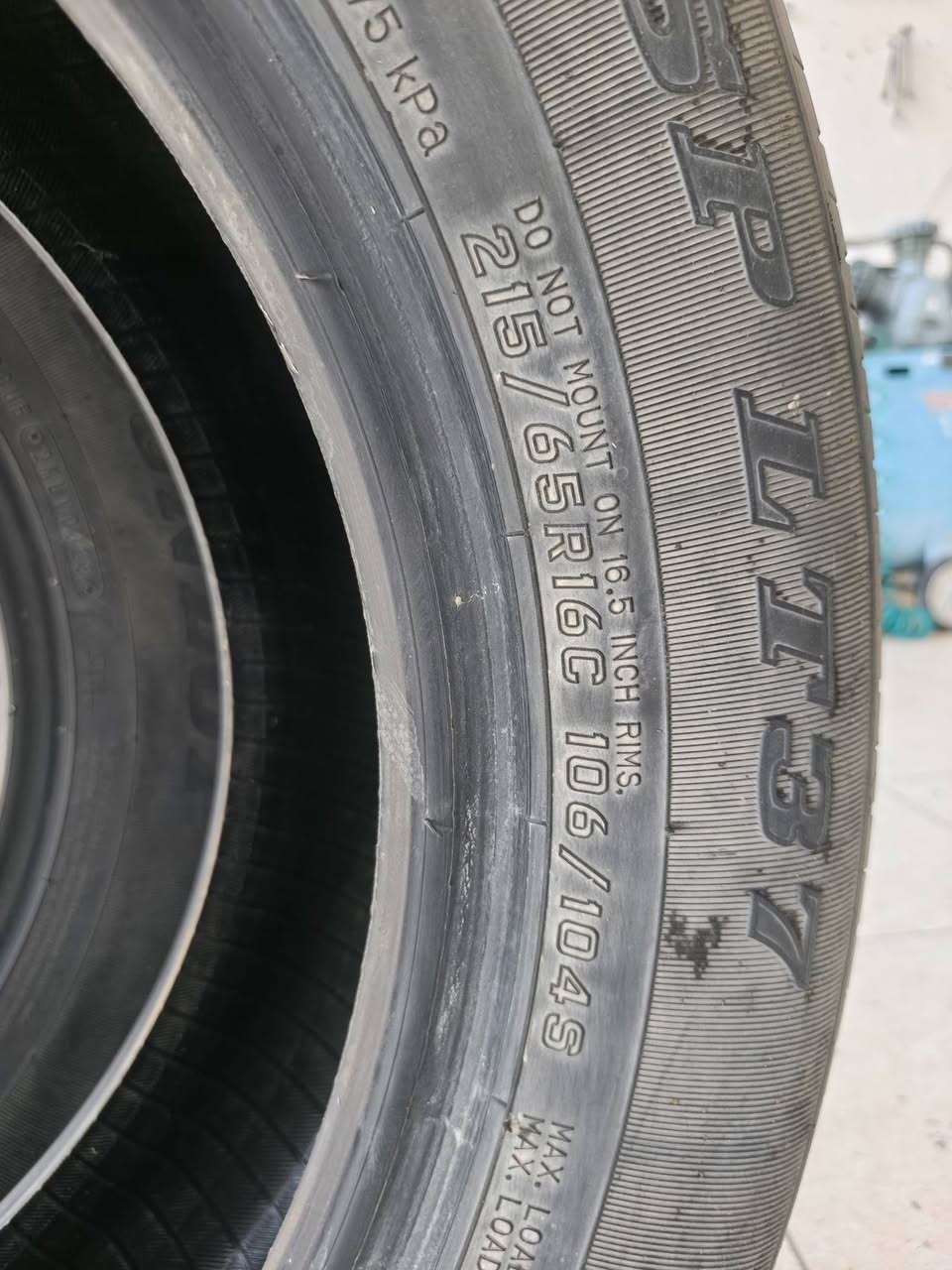 تايرات زوج حيل نضيفات 
لقياس 215/65R16
مكاني الرمادي 
لتواصل خاص او رقم الهاتف 
***********
