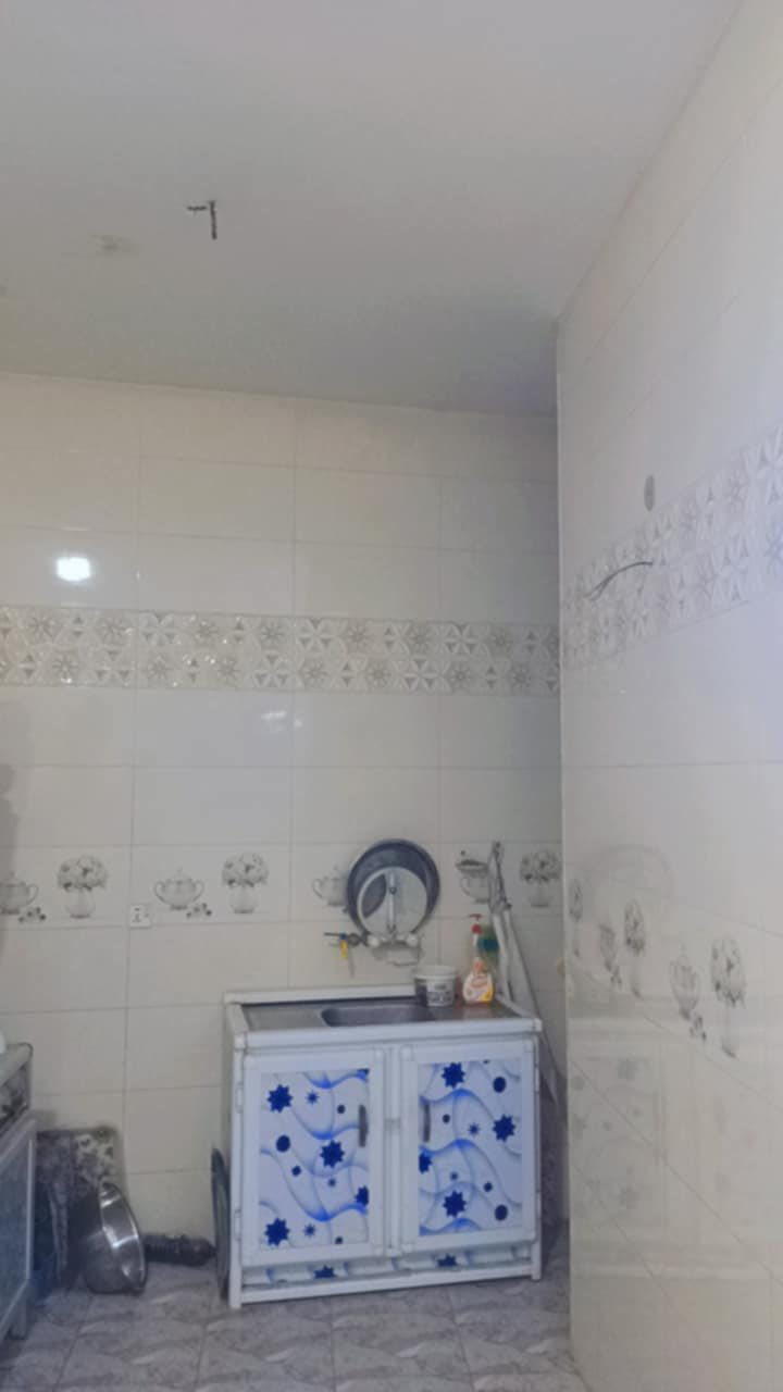 السلام عليكم بيت مساحته 100 متر طابو زراعي صرف سند 25 كافه الخدمات مي وكهرباء ومولد خط ذهبي العنوان الحله المهندسين مقابل مدينه العاب ارض بابل مجاور الجملون السعر 51 وبي مجال ***********
