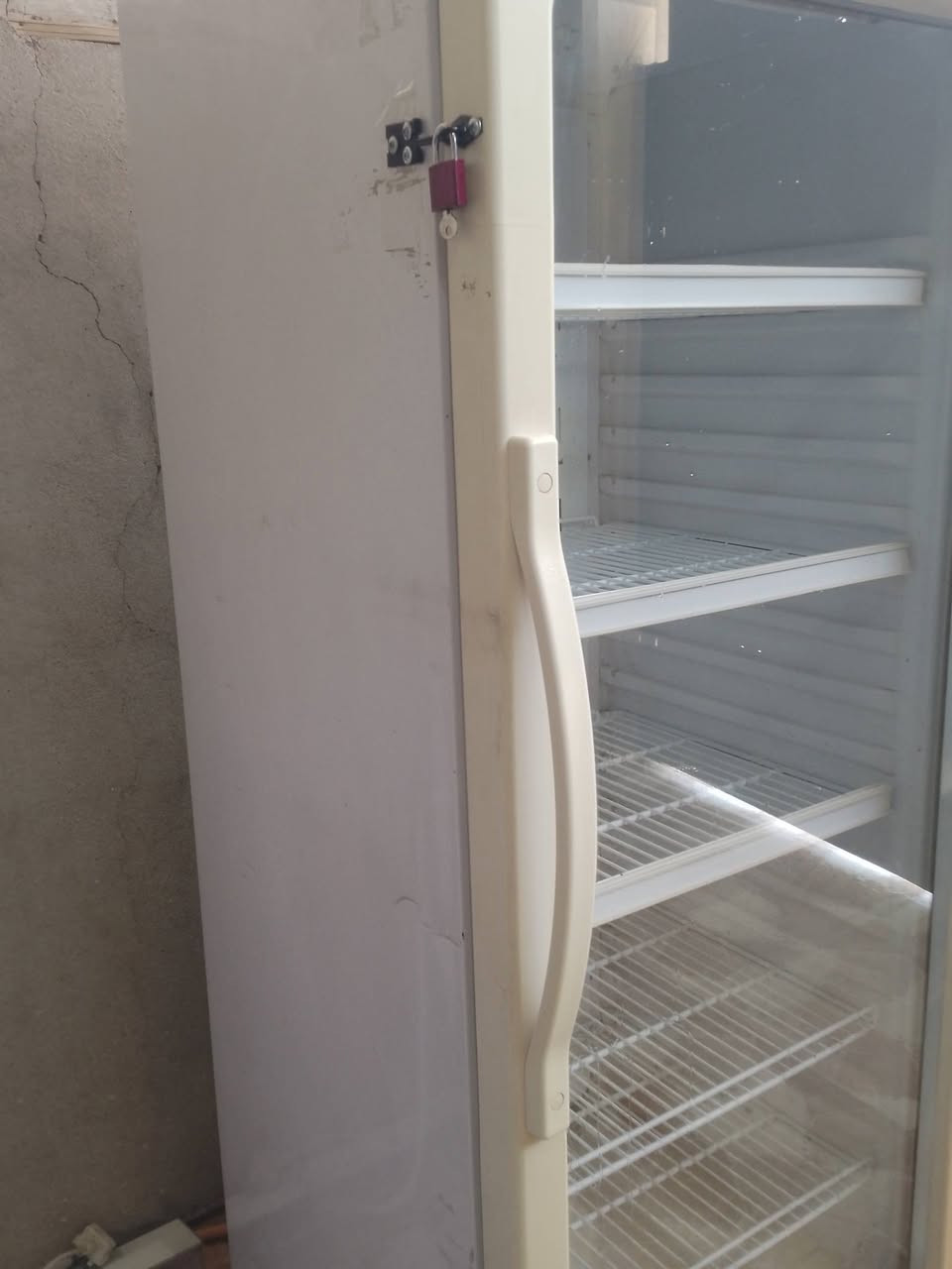 عارضه للبيع نضيفه حجم كبير نضافته 100/90سعر 250 بيه مجال شي قليل مكاني ايسر
رقمي ***********وبي واتساب
