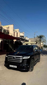 لاندكروز VXR 2023  ماشـية : 33،000 Km بريميـة المواصفات : تويـن تيربـو...