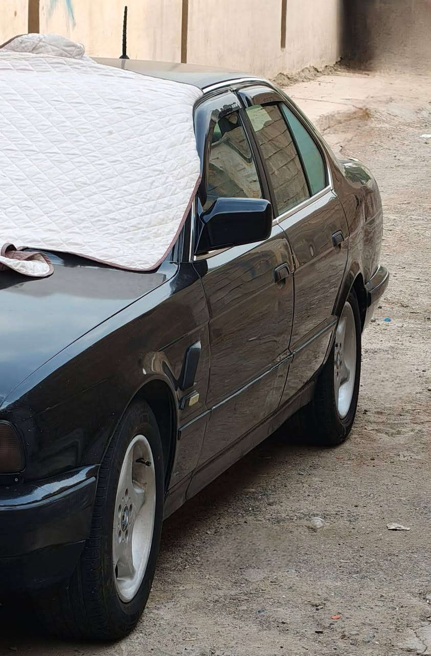 السلام عليكم بي ام دبليو موديل 525iكير عادي 1990 مكفولة من كص وشاصي حادثها فقط جاملغ مصبوغة عام للجمالية كير مكينة مكفولا سيارة مناقصها شي خير من الله ترايها للبصرة رقم سليمانية بااسمي تحويل ثاني يوم مكاني بغداد الامين الثانية السعر 57 وبيها مجال حك جيتك وهذا رقم تلفوني ***********
