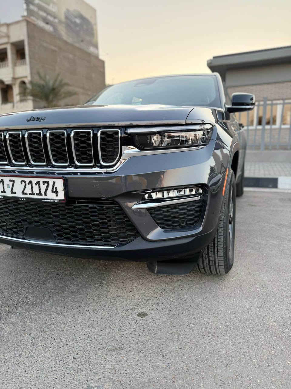 السلام عليكم 
للبيع جيب ماشيه 27 الف مايل

المواصفات 
 خمسة راكب
موديل 2024 
4XE 
بانوراما 
خزن ميموري 
رادار امامي 
رادار خلفي 
حساسات خلفي 
اوتو بريك 
نضام سبورت 
السياره نضام بلگن يعني ( كهرباء + بانزين + شحن) 
كشنات جلد 
هيتر كشنات 
فور ويل 
نضام منحدرات 
جنطه كهرباء 
كراسي كهرباء 

السياره فووووووول مواصفات 
حادثهه بنيد مبدل اصلي نفس اللون 
+ دعاميه اصليه نفس اللون

يعني السياره بدون قطرة صبغ وبدون دواخل شرط شاصي ولغد كفاااااله عامه 
گير محرك كفاله عامه

السعر 320 الف 

الرقم ***********
عنواني بغداد السيديه بغداد, العراق
