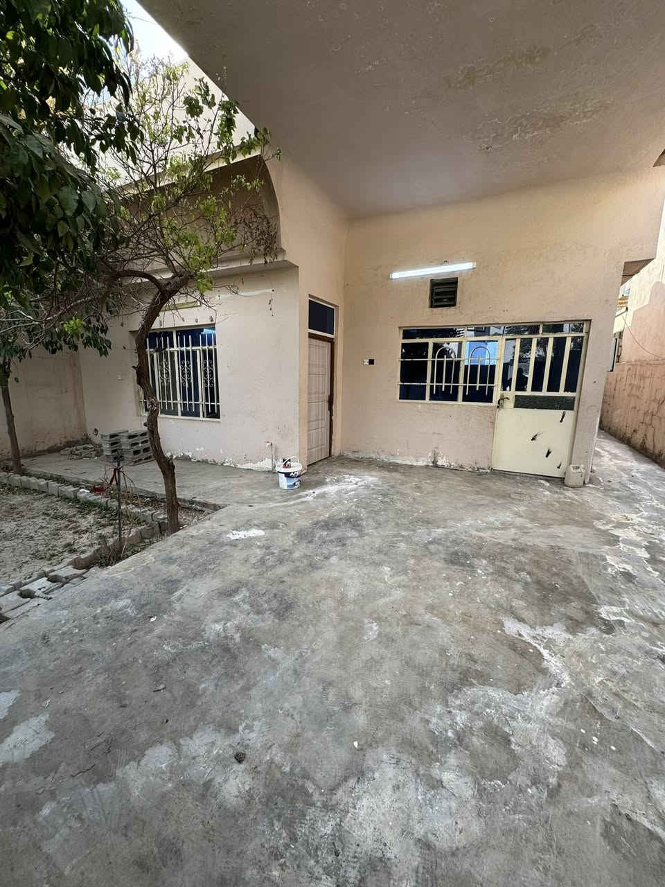 دار للإيجار 200م طابق واحد غرفتين نوم هول مطبخ صحيات واستقبال كراج حديقه العنوان روناكي خلف حلويات راقي ***********
