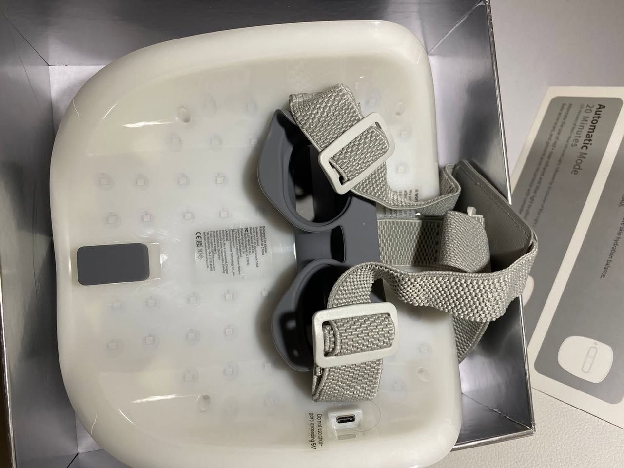 قناع HIME SAMA الضوئي (LED Mask)، وهو جهاز متطور للعناية بالبشرة يستخدم تقنية العلاج بالضوء (Phototherapy) لمعالجة مشاكل البشرة المختلفة من خلال أطوال موجية متعددة.

تفاصيل ومميزات الجهاز:

تكنولوجيا الألوان: يتميز القناع بوجود 7 إلى 8 ألوان من أضواء LED، حيث يستهدف كل لون مشكلة محددة في الجلد:

الضوء الأحمر: لتحفيز إنتاج الكولاجين، وتقليل التجاعيد والخطوط الدقيقة، وشد البشرة.

الضوء الأزرق: مخصص للبشرة الدهنية وحب الشباب، حيث يساعد في تهدئة الالتهابات وموازنة إفراز الدهون.

الضوء الأخضر: يساعد في توحيد لون البشرة وتقليل التصبغات.

ألوان أخرى: مثل الأصفر (للنضارة وتخفيف الاحمرار)، والبنفسجي (لتجديد البشرة)، والأبيض (لتحسين المظهر العام وتفتيح البشرة الباهتة).

التصميم: يتميز بتصميم لاسلكي خفيف الوزن مريح للاستخدام في المنزل، ويحتوي على وسادة سيليكون لحماية العين ووسادة للذقن قابلة للتعديل لضمان التغطية المثالية.

جودة احترافية: يحتوي الجهاز على حوالي 192 إلى 240 صمام LED عالي الجودة لتقديم نتائج مشابهة لجلسات العناية في المنتجعات الصحية (Spa).


**إذا كنت صاحب هذا الإعلان وتريد حذفه لأي سبب، رجاءا أرسل رسالة إلى الدعم الفني**