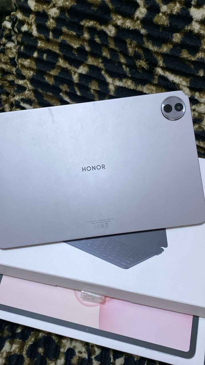 هونر باد 10🔥 (HONOR Pad 10) هو جهاز لوحي متطور بشاشة ضخمة 12.1 بوصة بدقة 2.5K ومعدل تحديث 120 هرتز، يعمل بمعالج Snapdragon 7 Gen 3 مع ذاكرة عشوائية 8 جيجابايت وتخزين 256 جيجابايت. يتميز ببطارية ضخمة 10100 مللي أمبير ويأتي مع لوحة مفاتيح مرفقة، مما يجعله مثاليًا للإنتاجية والترفيه. 
ذاكرة 256 ناصرية, ذي قار


**إذا كنت صاحب هذا الإعلان وتريد حذفه لأي سبب، رجاءا أرسل رسالة إلى الدعم الفني**