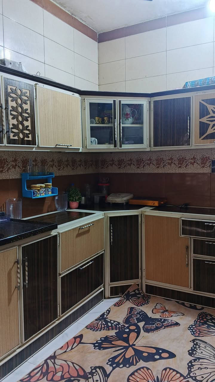 سلام عليكم دار للبيع المساحة فوك ال150 متر طابو صرف
الموقع: بداية حي لأصدقاء قرب ساحة ناجي 
يتكون من غرف نوم 2 
1 غرفة نوم 5 في 4 
2 غرفة نوم 5 في 3 ونص 
3 صالة 7  في 4 ونص 
4 استقبال 6 في 4 
مطبخ 4 في 3 ونص 
طارمة + صحيات جاهزة 
ممر خلف البيت متر ونص طول 7 متر 
+ غرفة نوم فوك 6 في 4 
(بيت جاهز من كلشي)
لاتصال على الرقم ***********
