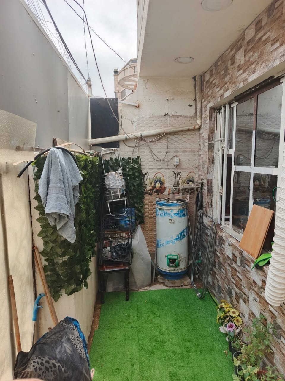 دار للبيع ١٠٠م طابق ونص  في الجوادين فرع أسواق هباوي 
الواجهه ٥ × النزال ٢٠ ...
يحتوي على  : 
الطابق الارضي ...  طرمه+مطبخ+استقبال+حولي+غرفة نوم+صحيات ....
الطابق الاول ....  غرفة نوم + صحيات  ...

غرف النوم عكاده أما باقي البيت مسلح ...
السعر ١٨٠ مليون 

للاستفسار الاتصال على مكتب المصطفى للعقار 
الجوادين*قرب المستوصف الصحي*مجاور صورة السيد
***********  ابومصطفى المحمداوي
 ***********  ابو تقي المحمداوي
