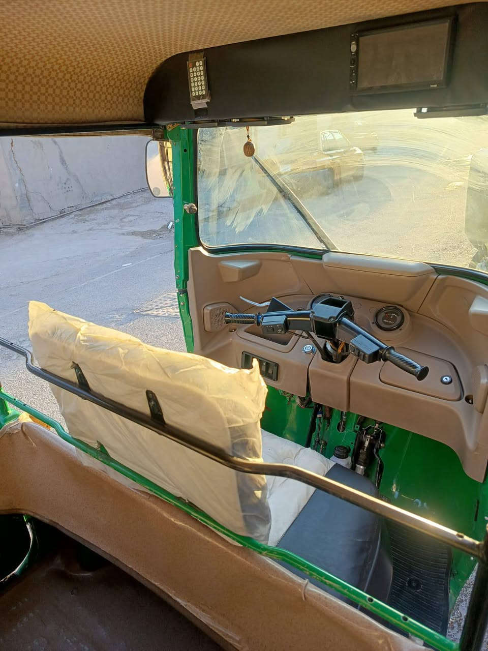 سلام عليكم تكتك موديل ٢٢ مرقمة بسمي محرك مامفتوح لأ تبخير بيه ضربه بل لغد مصلحه ولغد الثاني مامصلح جاهزه تايرات جديده باتري جديد كرام شفتات اثنين جداد  سعره 8750وبيه مجال عنوان بغداد الجديده ***********
