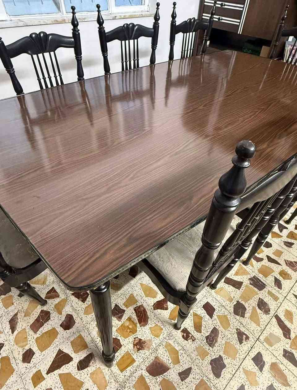 ميز طعام الجم الكبير الملكي و٨ كراسي كلش جديد وصارلة ٥٢ سنة جانت الحجية معتزة بيه ومحافظة عليه كلش  وحالين للبيع والسعر اني مكلف بلنشر انطي سعرك وابلغ الحجية اذا توافق بلعافية وهذا رقمي وتساب ***********
