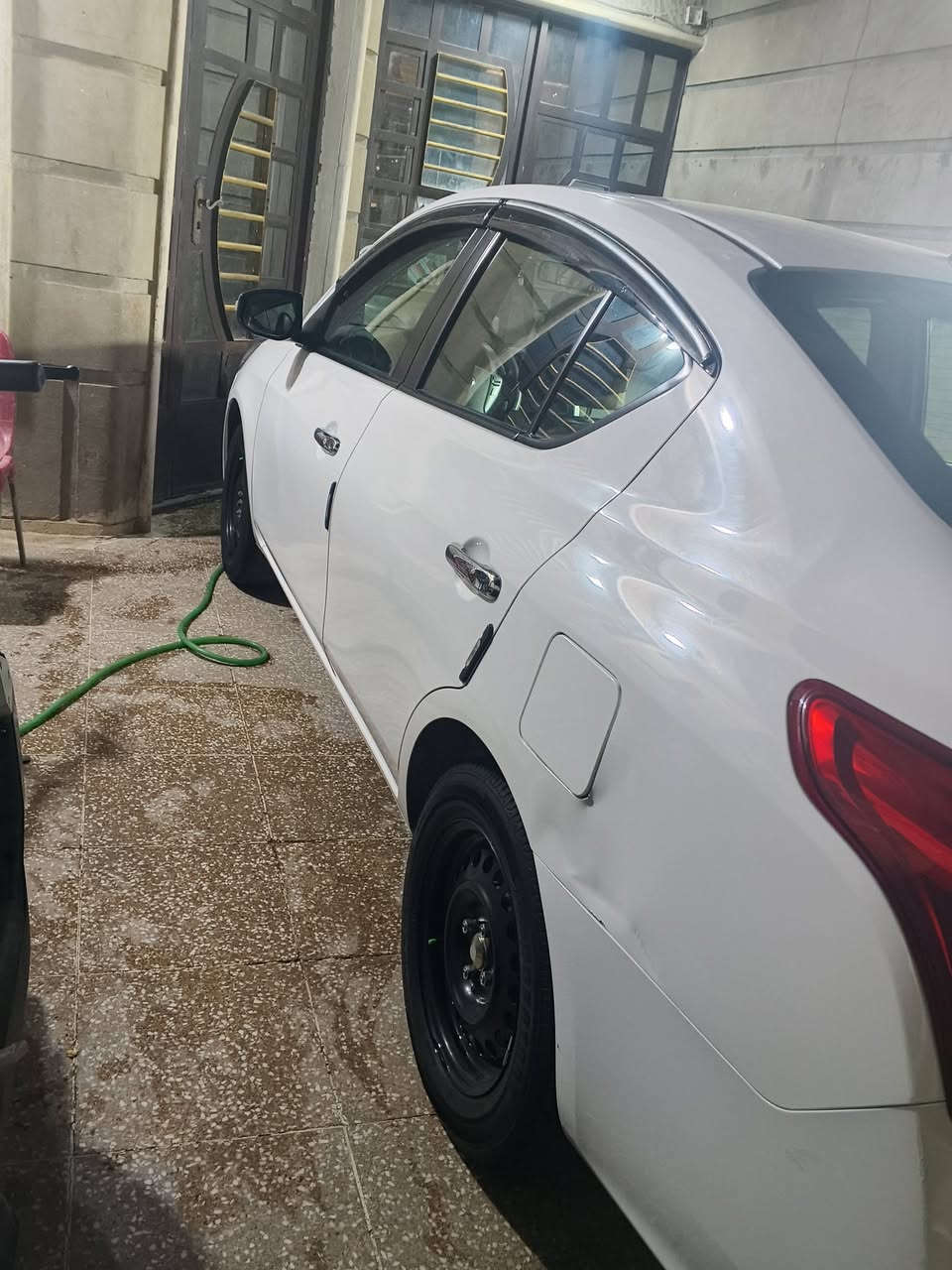 نوع السيارة وماركتها: (نيسان صني مصري)........ 
سنة الصنع (الموديل): (2025)........ 
الفئة: (فول مواصفات+كار بلي).......... 
المسافة المقطوعة (الماشية): (48,000 كم).......... 
اللون الخارجي: ( أبيض لؤلؤي)........ 
اللون الداخلي: (اسود مطعم احمر/ جلد)........ 
سعة المحرك: ( 1500 لتر)........ 
ناقل الحركة: (أوتوماتيك)......... 
نوع الوقود: (بنزين)........ 
نظام الدفع: (دفع أمامي)......... 
تحويل مباشر رقم اربيل ب اسمي.......... 
العسر $122...... 
(عنوان بغداد الامين الثانيه سكينه شارع 20 )....... 
رقم الهاتف (***********)........
