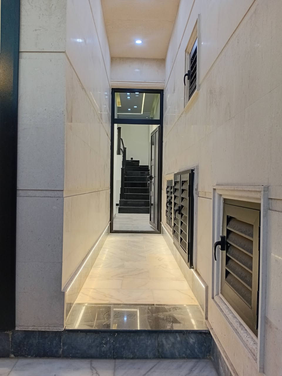 مكتب المجد
دار زيروو في السيدية بيت بناء درجة أولى من أعلى المواصفات 
الداخلية والخارجية من ناحية ارتفاع السقف ٣م ونص 
عمل ديكورات بالسقف مع ارضية مرمر واجهة مرمر مع جدران الواح 
شبابيك المنيوم مع محجر جام تركي ...
يحتوي .. ....
دار سكن زيرو طراز حديث ثلاث طوابق... يوجد مقابل البيت تشجير 

مساحة.   ١٠٠م
واجهة.      ٥م
نزال..      ٢٠م 

يحتوي على 

5نوم 
٤ صحيات 
بالإضافة إلى صالة كبيرة وهول داخلي ومطبخ.......

مكتب المجد للوساطة العقارية سيدية شارع العلوة مقابيل مدرسة حلم الغد ...

الاتصال 
***********
***********

نسعى لخدمتكم نحو الأفضل نستقبل كافة عروضاتكم السكنية والتجارية 

مكتب المجد للوساطة العقارية
