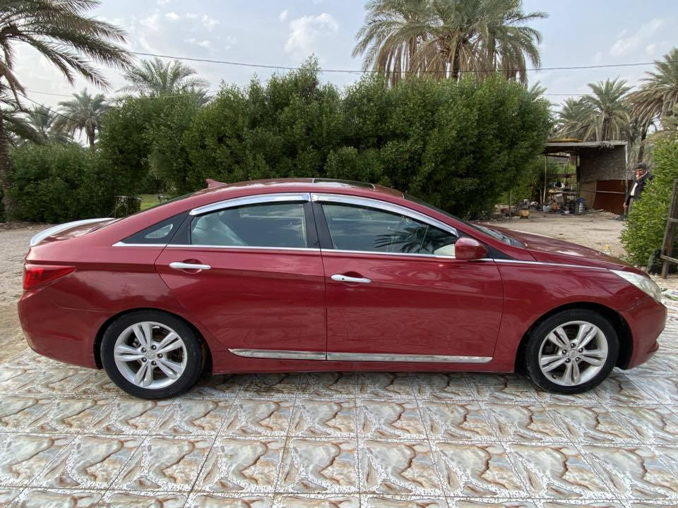 السلام عليكم 
سوناتا موديل 11 محرك 2000تيربو رقم دولي 
بصمةتشغيل وابواب 
فتحة سقف
بيها 3قطع  ابيع حزام 
السعر98بيها مجال بسيط 
مكان السياره حله ورديه خارج 
***********
