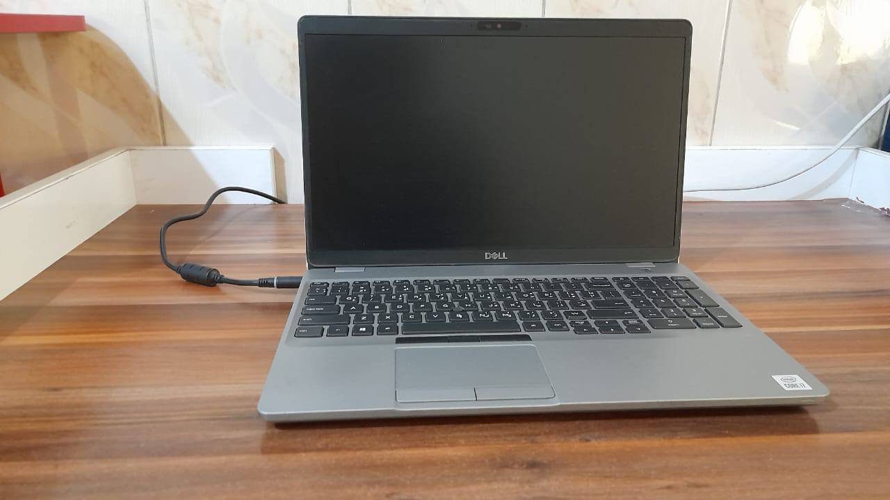 ابتوب Dell Precision 3551 Workstation بمواصفات قوية
​الوصف:
للبيع جهاز الجيل العاشر الاحترافي Dell Precision 3551 من فئة الورك ستيشن. اللابتوب مصمم للأداء العالي والمهام الشاقة مثل البرامج الهندسية، الرندرة، المونتاج، وإدارة السيرفرات والألعاب. الجهاز نظيف جداً ويعمل بسلاسة تامة.
​⚙️ المواصفات الفنية بالتفصيل:
​المعالج: Intel Core i7-10850H (6 Cores / 12 Threads / up to 5.10 GHz)
​الذاكرة العشوائية (الرام): 16GB DDR4
​الهارد (مساحة التخزين): 512GB SSD NVMe (سريع جداً)
​كرت الشاشة المنفصل: NVIDIA Quadro P620 4GB VRAM
​إجمالي ذاكرة كرت الشاشة: 12GB (الكرت الأساسي 4GB + الذاكرة المشتركة من الرام 8GB)
​كرت الشاشة الداخلي: Intel UHD Graphics 630
​نظام التشغيل: Windows 11 Pro (أصلي ومفعّل)
​الشاشة: 15.6 بوصة بدقة Full HD Anti-Glare
​الكيبورد: كيبورد كامل يحتوي على لوحة أرقام جانية ومضيء (Backlit)
​المنافذ: يدعم Thunderbolt 3 (USB-C), 3x USB 3.2, HDMI 2.0, LAN  

​الحالة العامة: نظيف جداً جدآ وبحالة ممتازة وخالي تماماً من أي عيوب أو مشاكل تقنية.

​الملحقات:
 الشاحن الأصلي السريع من شركة Dell بقوة 130 واط.
كيبورد مخصص للگيمنگ rgb 
​ cooling pad rgb 5 مراوح
ماوس باد
ماوس. 
حقيبة لابتوب.
هديه كيبودر من شركه oraimo + ماوس نضافه 100% ما ملموسات

السعر 650 الف
 ***********  واتس للتواصل واستفسار،
