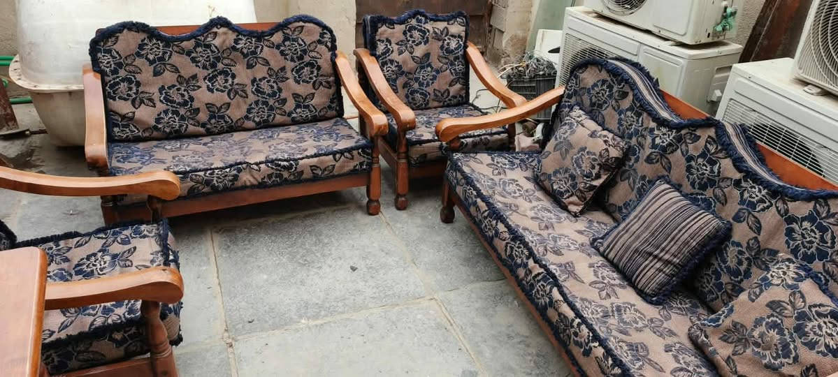 سلام وعليكم عندي مجموعه غراض و عندي سبالت كميه من واحد طن الى 3 طن نوعيات عندي تفاصيل عل رقم *********** اني مندوب اي شي تشتري راسلني كلي
