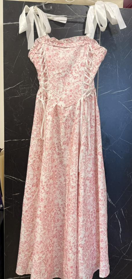 فساتين للبيع بيها جديد وبيها مستخدم مره وحده جدا نظيفه باسعار مناسبه التفاصيل على رقم ***********
