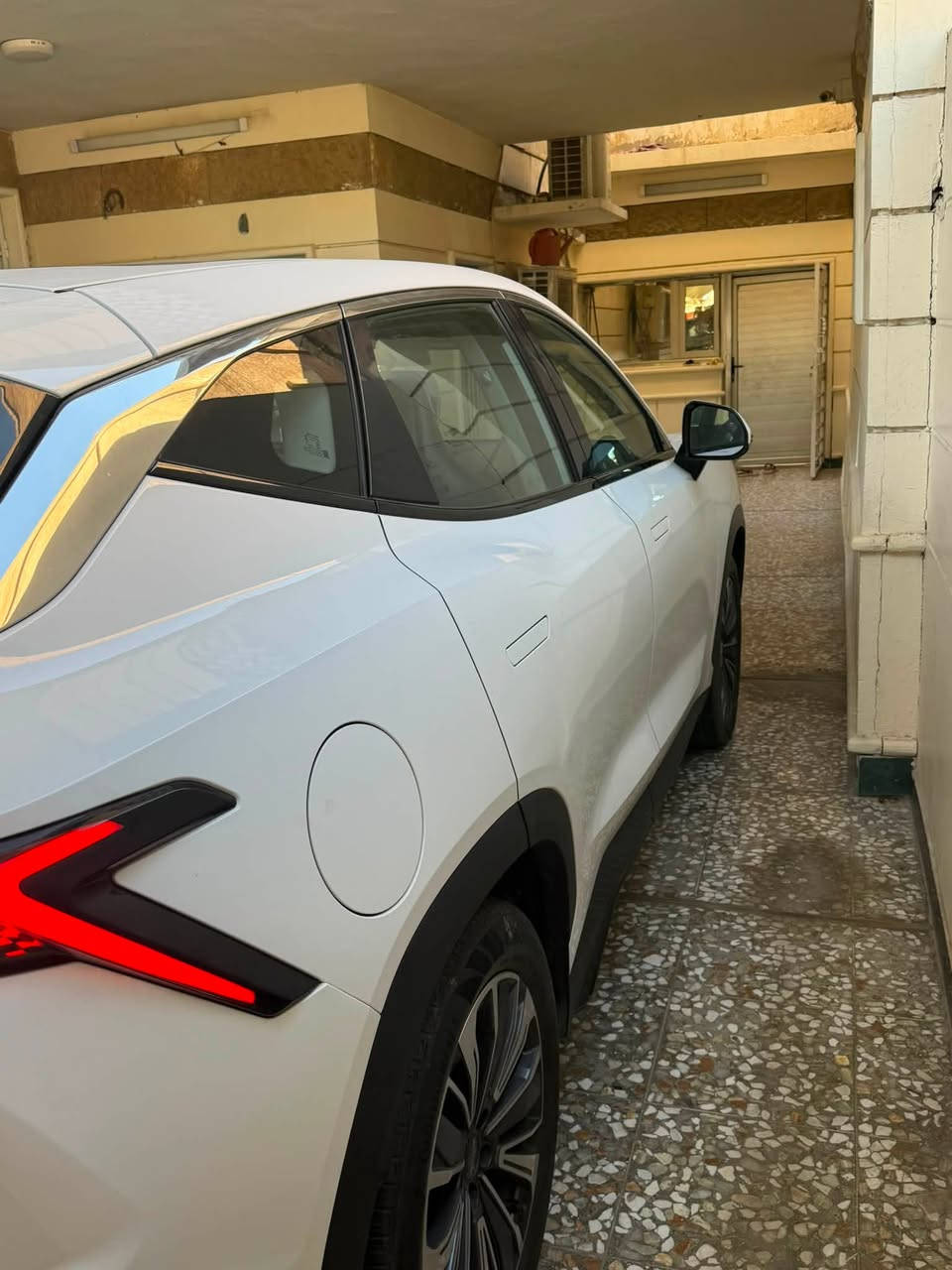 السلام عليكم 
للبيع او مراوس حسب قناعه :
جيتور داشنك Luxury سياره فول  مكينه دوش تستقبل حته عادي سياره بيها حادث وموجوده صور بارد بدون صبغ فقط تكحيل  و بدون ايرباك وشرط سونار  سعرها 155وبيها مجال 

مواصفات :

محرك 1.5 تيربو
قير أوتوماتيك 6 سرعات DCT
دفع أمامي (FWD)
جنوط ألمنيوم 19 إنج
فتحة سقف بانوراما 
تشغيل بصمة ودخول ذكي (Smart Key)
تشغيل عن بُعد
شاشة عدادات رقمية
شاشة معلومات وترفيه كبيرة
كاميرا 360 درجة
حساسات خلفية
مثبت سرعة
فرامل إلكترونية (EPB) مع Auto Hold
نظام اختيار وضعيات القيادة (اقتصادي / رياضي)
مقاعد جلد
مقاعد كهربائيه 
تدفئة وتبريد  للمقاعد الأمامية 
شاحن لاسلكي للهاتف
نظام صوت Sony بـ 6 سماعات
إضاءة LED أمامية وخلفية
تكييف أوتوماتيك مع فتحات للمقاعد الخلفية
حساسات ضغط الإطارات (TPMS)
6 وسائد هوائية
نظام الثبات الإلكتروني (ESP)
نظام منع الانزلاق (TCS)
نظام المساعدة على صعود المرتفعات (HAC)
نظام مراقبة النقطة العمياء، والتنبيه من حركة المرور الخلفية،

سياره مكانها بغداد وب اسمي رقم جديد 
***********
