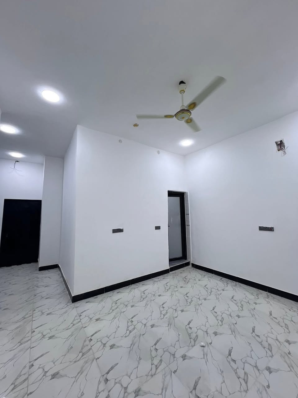 بيت الاحلام بتصميم عصري وحديث مكون من طابقين للبيع ✨

📐 المساحة 200 متر
🏗️ بناء حديث + الأرضية رفت
📅 سنة البناء 2026

يحتوي البيت على:
🛋️ استقبال
🛋️ صالة بكل طابق
🍴 مطبخ
🛏️ 4 غرف نوم
🚿 صحيات داخلية وخارجية
🚿 صحيات بكل طابق
🚗 كراج

📄 جنس العقار:
طابو ملك صرف زراعي عراقي سند 25

⚡ جميع الخدمات متوفرة:
💧 ماء
⚡ كهرباء
🛣️ شارع 10 متر

📍 العنوان:
البصرة – محيلة
قرب سوق محيلة / شارع مشروع الماي

💰 السعر 150 مليون وقابل للتفاوض

للاستفسار أكثر يرجى التواصل أو زيارة مكتبنه:
📞 ***********
📞 ***********

مكتب ساني للاستثمار العقاري 🤍
