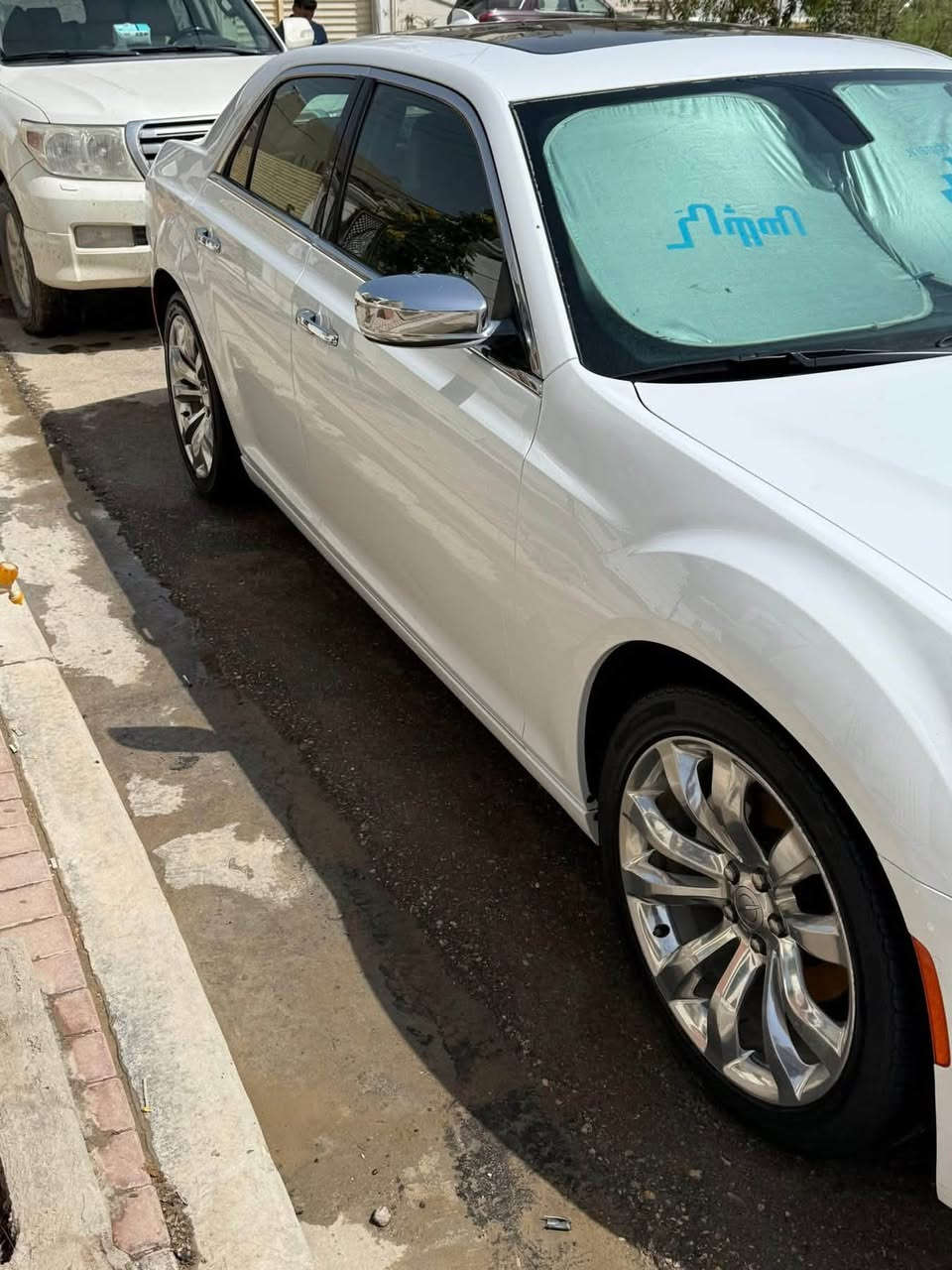 كرايسلر C300 V6 وارد كندي كلين تايتل فول للأخير C 
رقم دهوك شمالي 

-مقاعد جلد اسود 
-ستارة خلفية كهربائية
-كامرة خلفية 
-شاشة كبيرة تدعم ابل كار واندرويد اوتو 
- ويل مكسيكي أصل 
-بانوراما 
-ماشية 130 الف ميل 
-كشنات كهربائية مع خرن 3 وضعيات 
-جميع الكشنات تدفئة وتبريد منفصل لكل جهة
وبعد بيها هواي مواصفات .
مكان السيارة الديوانيه المركز 

*********** اتصال او واتساب
