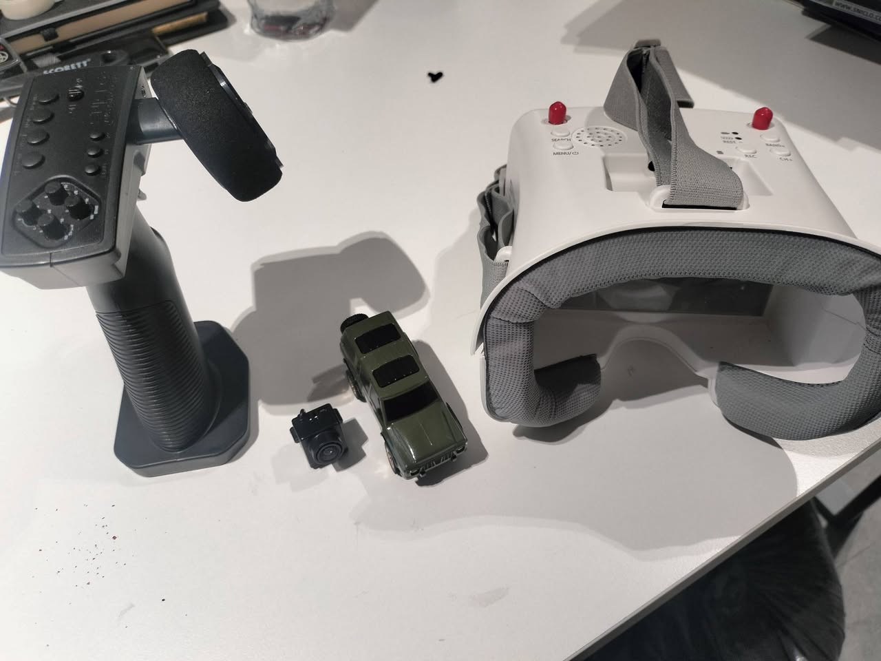 سيارة كراولر حجم 1/64 مع منضومة كامرة fpv تحفة فنية صغيرة كلش ومسننات والاكيلات حديد بيهة تحكمات بالكنترول بالانارة وبريك الكرولينك وفصل الكامرة وحتة جايرو يعني كل الحبشكلات باصغر سيارة السعر 150 الف


**إذا كنت صاحب هذا الإعلان وتريد حذفه لأي سبب، رجاءا أرسل رسالة إلى الدعم الفني**