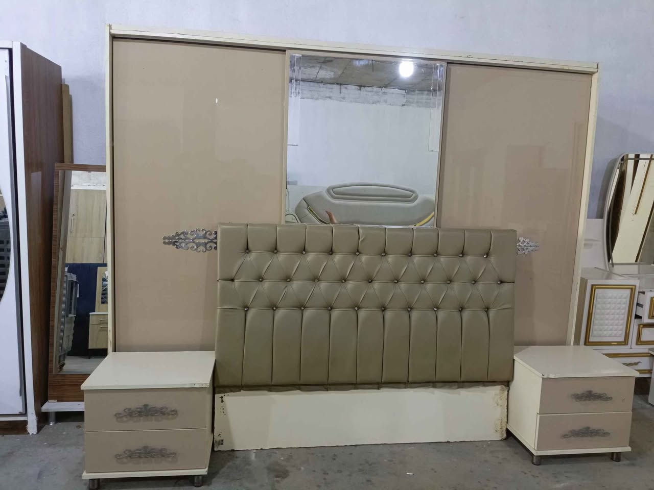 غرفة نوم تركي نضيفه كلش اخو الجديد 5قطع سعرها 350 عنوان كركوك الشراي يخابر 
*********** كركوك, العراق
