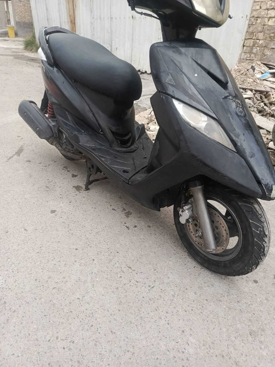 سلام عليكم دراجة ثعلب جديدة كلشي موضح كدامد محرك ناعم اشاير كلوبات بريكات كلة شغال كيج بانزين شغال وكاعدة حلوة سعر400وبية مجال ***********
