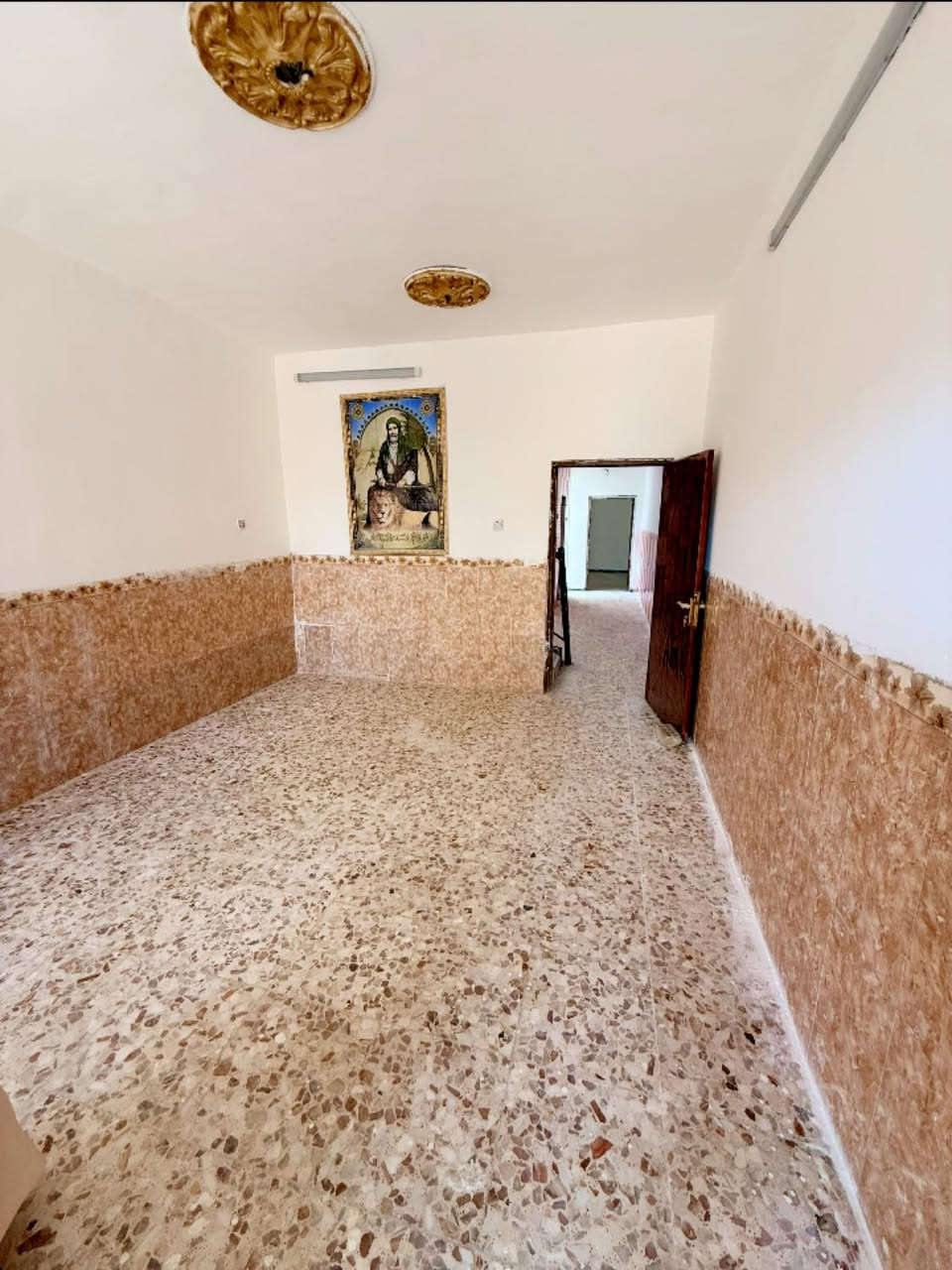 للبيع لُگطة من
مكتب الموسوي للعقار 🏠
تكدر تستثمره 
وتاجره ب 250 الف 

بيت 75 متر - طابو ملك صرف سكني - تحويل مباشر  
الموقع: بغداد - منطقة الانتصار مقابل مستشفى حماد شهاب  

السعر: 59 مليون دينار فقط 
- مناسب جداً 💰  

يعني 786 ألف للمتر - أرخص من السوق بهواي

التفاصيل:
استقبال + 
صالة + 
مطبخ + خدمات  
غرفتين نوم: 
وحدة فوك 
ووحدة جوه  
بناء طابق ونص مرتب
لا تفوت الفرصة، البيت نظيف وموقعه ممتاز

📍 مكتب الموسوي للعقار  
التصنيع - بداية شارع 25  
📞 ***********

#مكتب _الموسوي _للعقار
#عقارات بغداد
#بيت للبيع
#عقارات الانتصار
#عقارات الحسينية
#طابو ملك صرف
#تحويل مباشر
