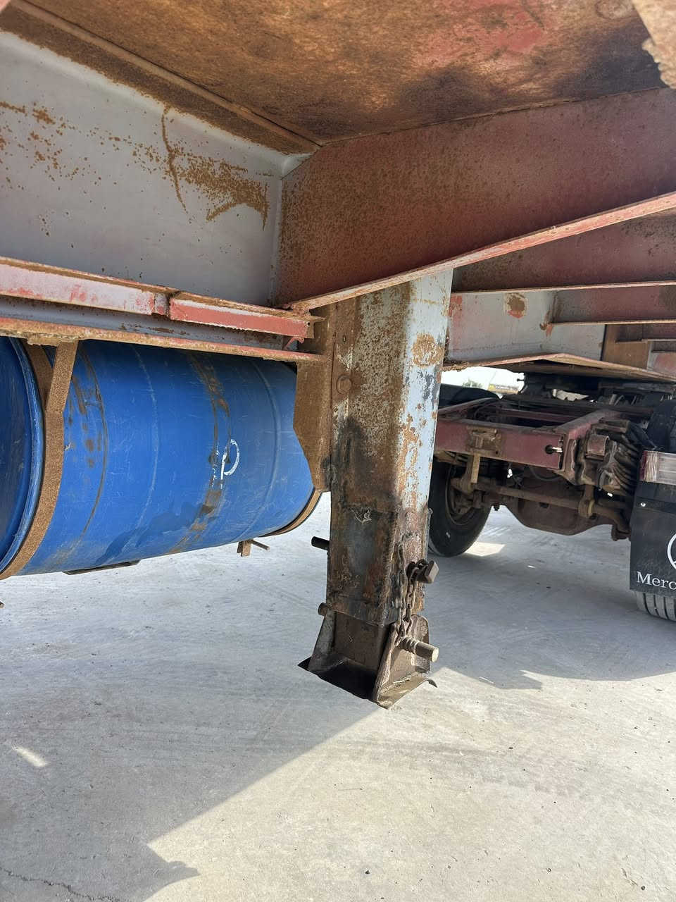 السلام عليكم عربانه مزوج 3 دنكير تايرات 22،5 عربانه جاهزه وحماله طول 12.5 معروضه بسعر مناسب اتصل وتدلل *********** حيدر .
