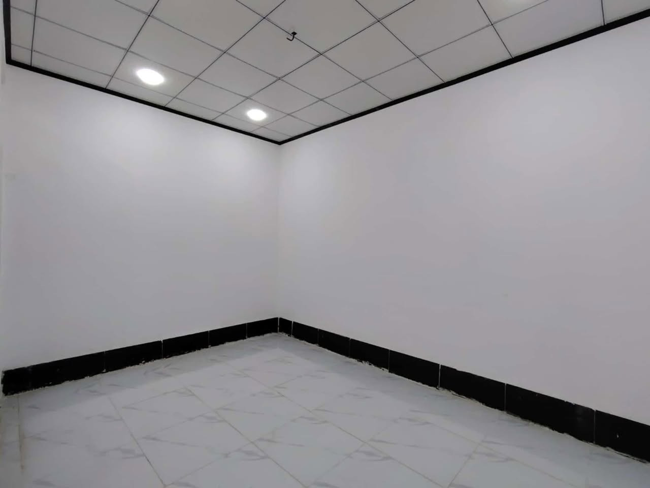 السلام عليكم
للبيع بناء جديد 
عمود 314 
قريب ع سوك 
مساحه 50 متر 
بيت كامل مكمل خط مولد سخان خلاطات 
السعر ٢٧ مليون وبي مجال 
استفسار
***********
