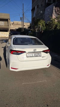 للبيع تيوتا كورولا هايبرد موديل 2025  اللون ابيض ماشية 21,000km الداخل...