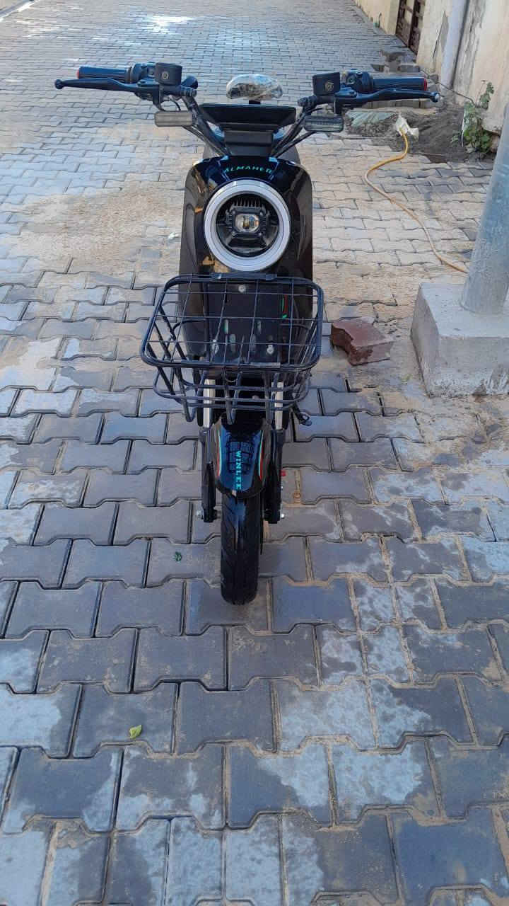 دراجه شحن للبيع جديده باتريات ستوني شادهن سعر ٣٥٠ وبيه مجال مكاني واسط قضاء الحي ***********
