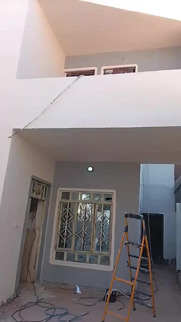 بيت للبيع مساحه ٢٠٠ م طابو صرف بناء طابقين 
الطابق الأول امرمم والطابق الثاني بناء جديد يحتوي على استقبال وصاله و٤ غرف نوم ومطبخ وصحيات البيت تسليم مفتاح سعره ٢١٠ مليون عنوان كربلاء الحر حي العسكري شارع حبيب أبو الإنشائية أي استفسار اتصل *********** نستقبل جميع العروض في انحاء كربلاء
