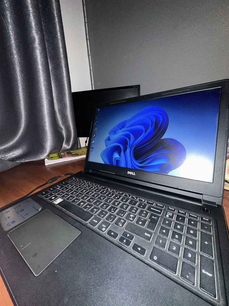 لابتوب للبيع ٣٥٠ الف
لابتوب DELL 
RAM 12GB
CPU Intel core i5-7200U 2.50GHz
GPU1 Intel(R) HD Graphics 620
GPU2 Radeon (TM) R5 M430
Hard SSD 512
Full HD screen - 15.6 inches

جنت استعمله ببرامج الهندسة والبرمجة وكلش زين وسريع 
حتى العاب ينلعب بيه

شاحنته وباكيته موجودين

بس ناقصه تبديل بطارية 
والدكمة مال حرف الـAlt ماكو للعلم ما تاثر لان كيبورد خارجي استعمل اصلا


**إذا كنت صاحب هذا الإعلان وتريد حذفه لأي سبب، رجاءا أرسل رسالة إلى الدعم الفني**