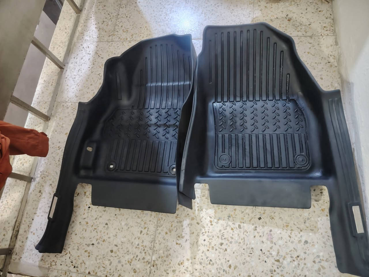 السلام عليكم ورحمة الله.... تخم كامل ارضيات كورلا جلد اسود استخدام اسبوع فقط لوك شرط اصلي يرهم من 21وفوك الختم..يرقم... العنوان بغداد ***********
