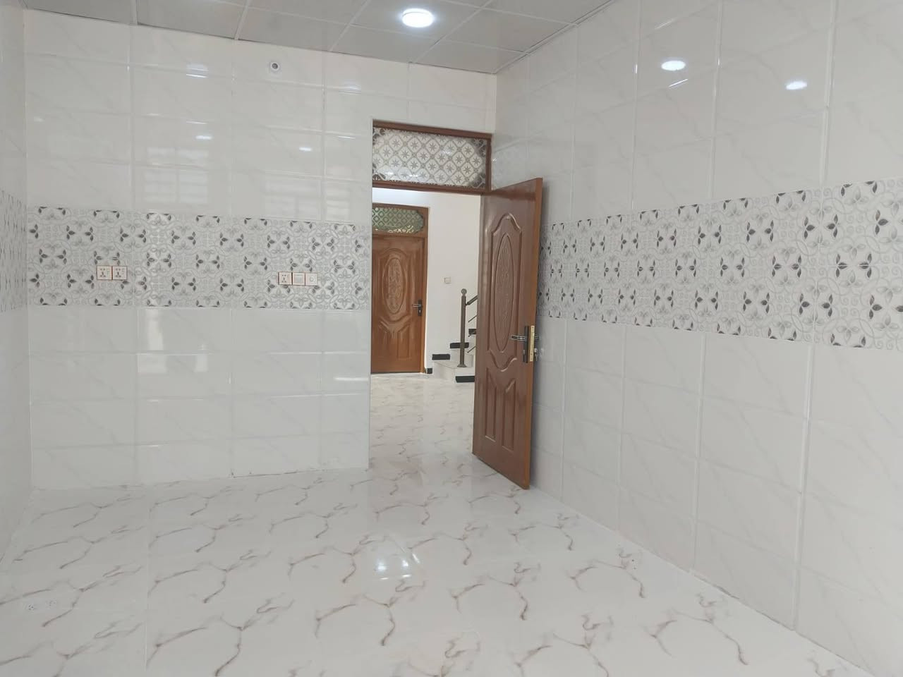 للبيع ثالث بيت عن الشارع
مساحه 160م فارغ مامسكون مسجل بلبلديه ومرقم بناء حديث 
يتكون من غرفتين وصاله واستقبال ومطبخ وصحيات داخله وخارجيه ومكشوفتين مع طارمه اجبيره 
بناء طابوك السكف صب كونكريت اساس صب كونكريت عالي عن الشارع شارع عريض العنوان شارع المطار الجديد شارع الحوزه بلبدايه السعر85بي مجال للستفسار اتصل ***********مكتب بركات الصدرين للعقار شارع الحوزه
