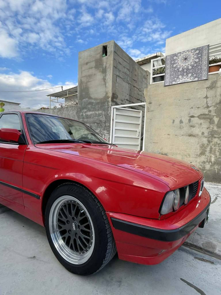 سەلاموحەلیک 
BMW E34 

Mod.1991
مەکینە 520
گیر تۆماتیک 
دوگمەی خلیسک
دوگمەی سپۆرت
هەر 4 جام کارەبای مەزبوت 
لایت فانۆس نوی بۆ بەستراوە حەدەسە و لید 
بەگلایت نوی و یەک گلۆپ نەقوستانی نیە 
قفل مەرکەزی هەر چوار دەرکەی مەزبوتە
دەحم و لیدرانی بەشەرت بۆ جوانی کورە کراوە 
هەردوو لەفی دواوەی تازەم 11 قاف بیلاد نوی
تاخم تایەی و ویل نوی زۆر زۆر خاوین و تازەیە 
سەنەوی و وەکالە بە ناوی خۆت ێەکری بی کیشەیە  هەردوو رەقەمی حەفر و بیلاد 

رقم ..*********** سوران, أربيل

