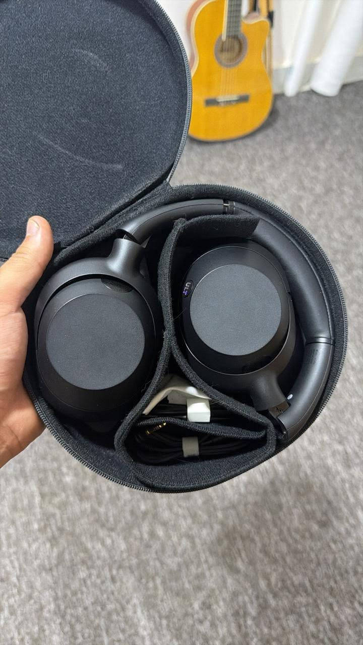 سماعة Sony ULT WEAR الأصلية (بحالة ممتازة/جديدة) 🔥🎧
عشاق البيس القوي والصوت السينمائي المحيطي! لاتفوتكم هالسماعة الرهيبة من سوني. إذا كنت من جماعة المونتاج، صناعة المحتوى، أو بس تحب تعزل نفسك وتعيش ويا الموسيقى والأفلام بصوت نقي وباص (Bass) يزلزل، هذي السماعة هي اختيارك المثالي.
✨ أهم المميزات:
 زر ULT Button: بضغطة زر وحدة راح تنقلك لعالم ثاني من البيس العميق والقوي (بيها مستويين للـ Bass).
 إلغاء ضوضاء فعال (ANC): عزل احترافي يفصلك عن المحيط تماماً بفضل معالج سوني المتطور.
 بطارية عملاقة: يوصل تشغيلها لحد 30 ساعة مع تشغيل العزل، وتدعم الشحن السريع.
 راحة تامة: التصميم مريح جداً على الأذن ومثالي للاستخدام الطويل بدون تعب. 
 
السماعه جديدة جداً اخذتها استخدمتها فتره قصيره  

السعر 250 وبيها مجال علماً الي بالسوك 350 

عنواني كربلاء 

 للتواصل ‭٠٧٨٦ ٩٢٨ ٧٥١١‬ او خاص
