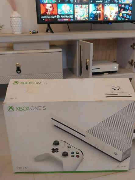 سلام عليكم 
جهاز اكسبوكس ون اس نظيف جدا 
تخزينه 1 تيرا 
وياه يده وحده 
بي العاب هواي ومن ضمنهم 
Red dead redemption 2
GTA V
TEKKEN 7
METRO 23
وغيرهم موجودين بالصور 
بس تنزلهم 
السعر 200
اذا تحب تجي للبيت تفحصه
مكاني مركز رقمي
***********
